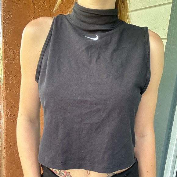 Nike Turtle Neck High Sleeveless Crop Top Black White Workout Fitness Active - Picture 1 of 2